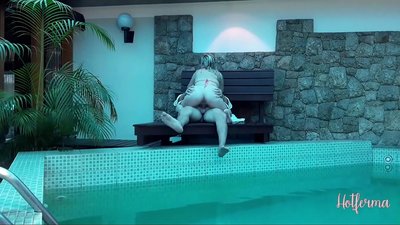 上司がメイドをプールに誘うも、我慢できずに熱くなる