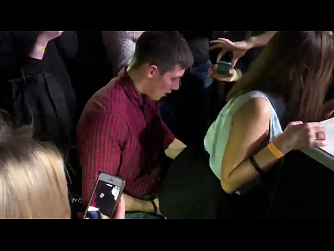 ❤️ ロシアのナイトクラブでリアルセックス。18歳のロシア人少女がナイトクラブで肛門と膣を犯される ❌ ファッキングビデオ ❌️❤