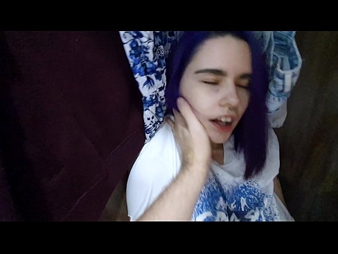 ❤️ 押し入れの中の姉ちゃんを発見し、イクのを手伝う ❌ ファッキングビデオ ❌️❤